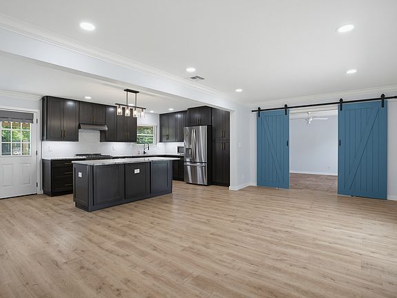 3rd image of 8315 Castlecreek Dr