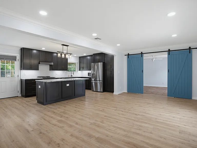 8315 Castlecreek Dr — Photo 3