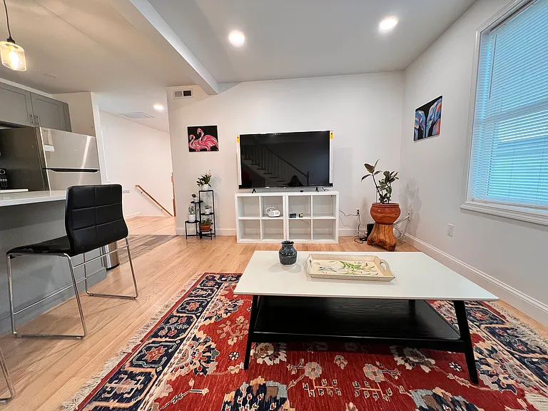 18 Autumn St — Photo 7