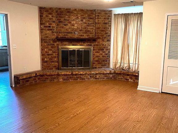 3rd image of 327 Margaret St