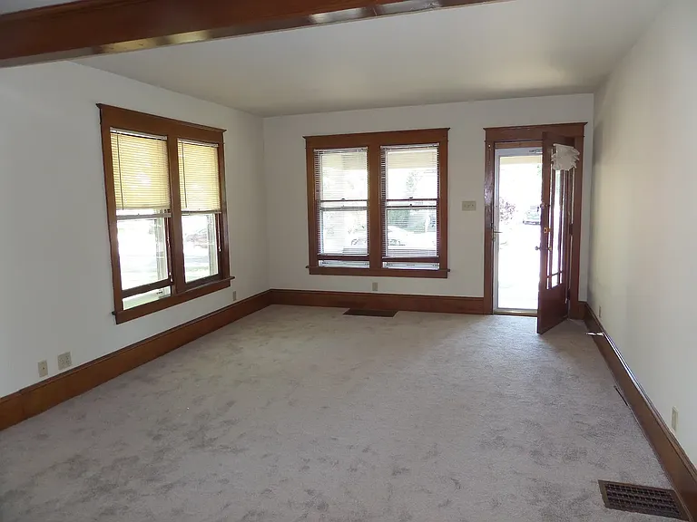 563 Lincoln Ave — Photo 7