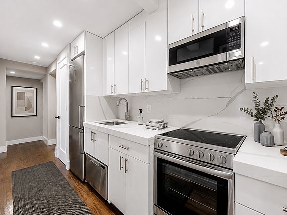 3rd image of 72 Carmine St APT 3E