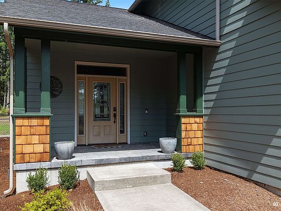 3rd image of 20 E Lynda Ln W