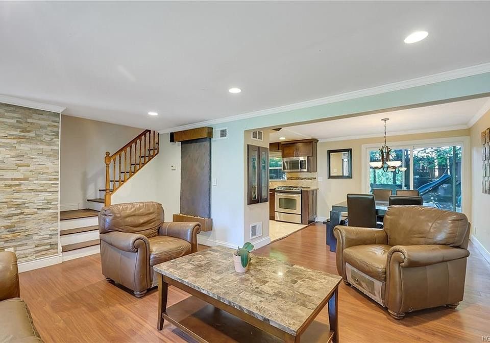 1st image of 32 Kingsley Dr