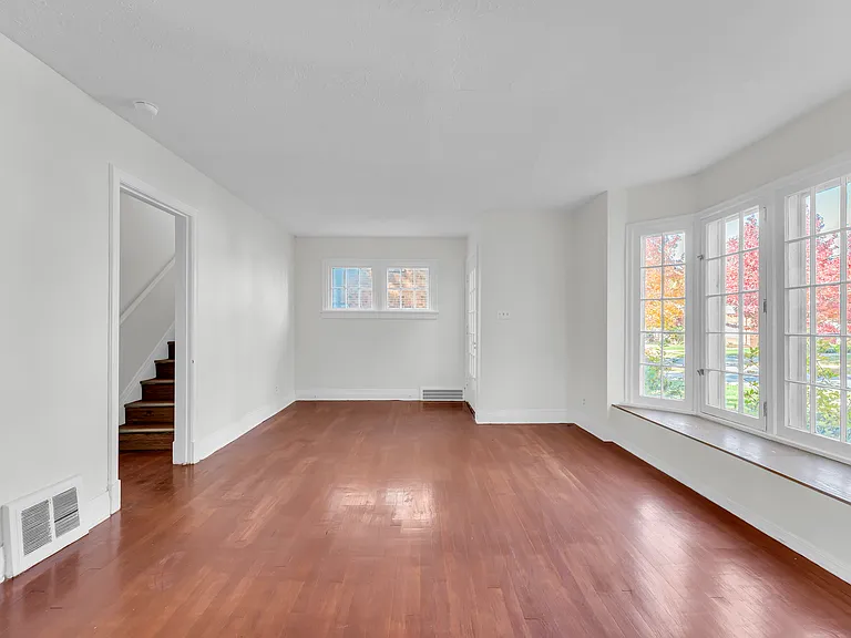 3630 Bainbridge Rd — Photo 6