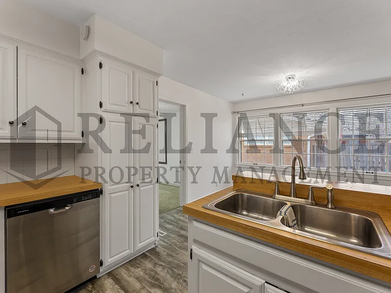 2210 W Columbine Ln — Photo 10