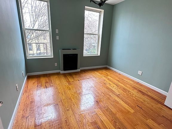 3rd image of 547 Chauncey St #3