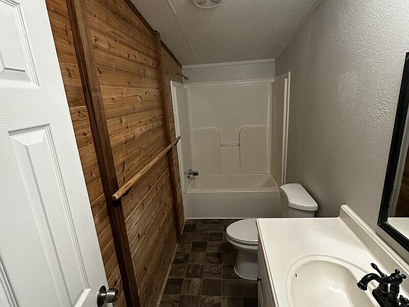 3rd image of 566 DENNIS Avenue
