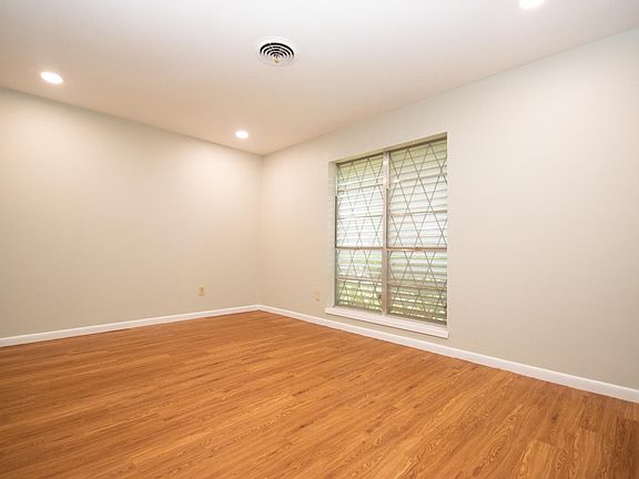 3rd image of 3909 Panama Dr