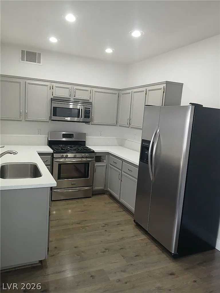 1 bed, 1.0 bath, 777 sqft, $1,299 — Photo 1