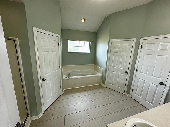 5th image of 27094 Stratford Glen Dr