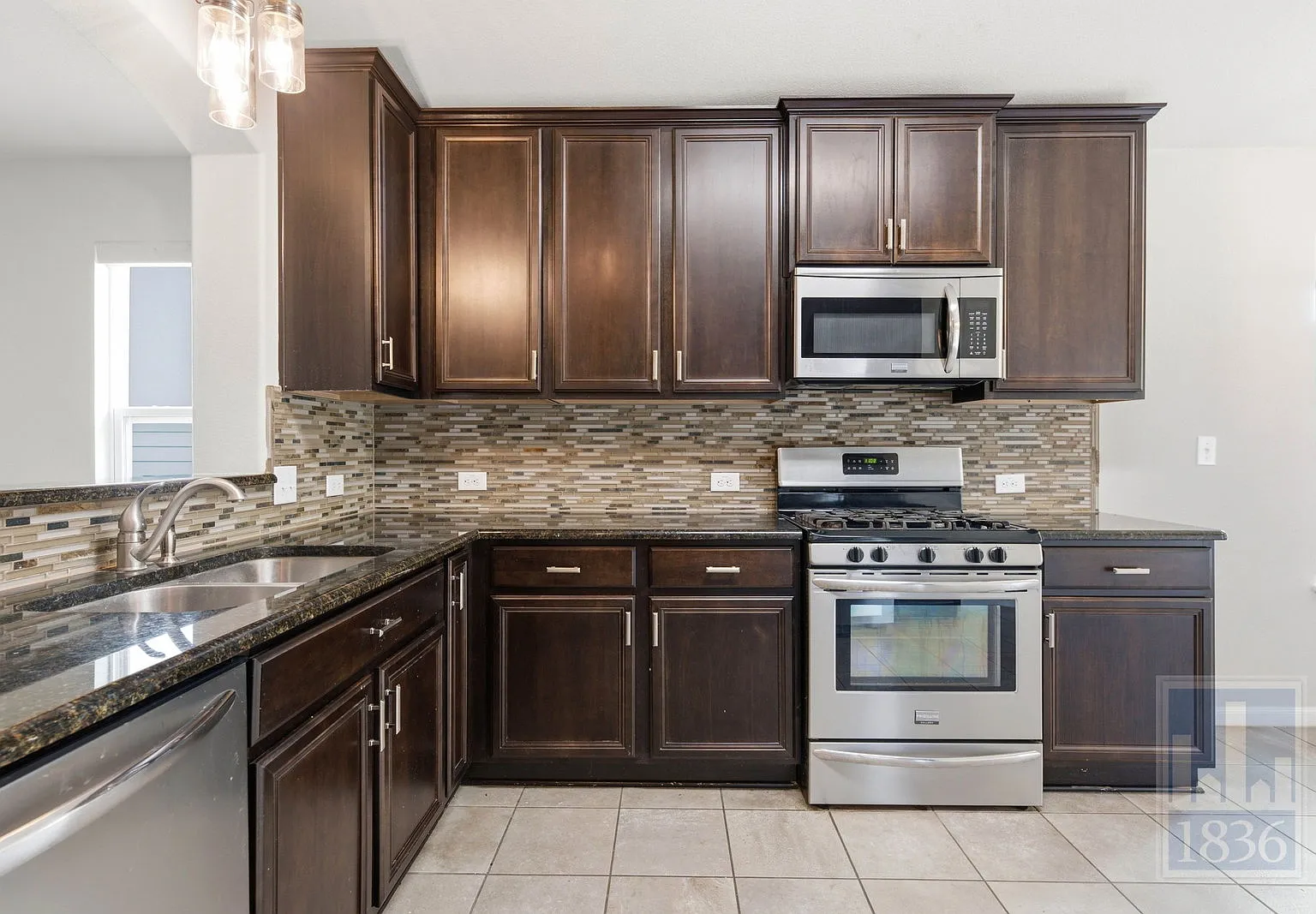3 bed, 2.0 bath, 1415 sqft, $2,000 — Photo 2