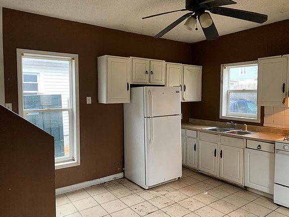 3rd image of 540 Rosewood Ave