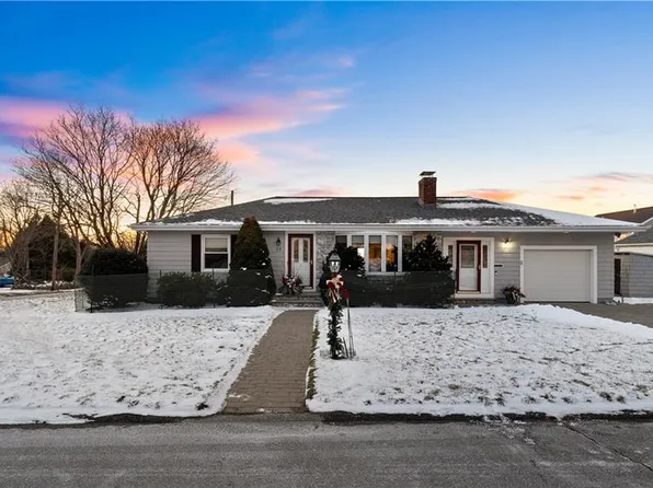 29 Robert St, Tiverton, RI 02878