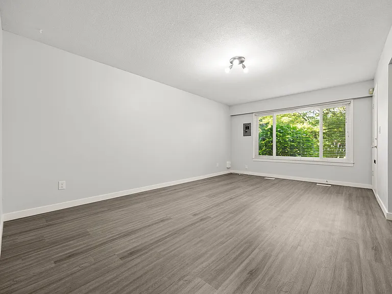 3568 Handley Cres — Photo 10