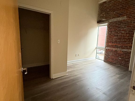 4th image of 1414 W Marshall St #17