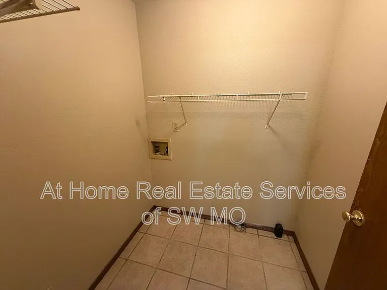 739 E Bain St — Photo 7