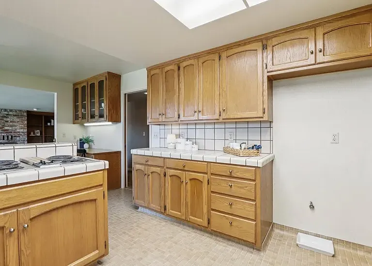 1112 Schauer Ct — Photo 3
