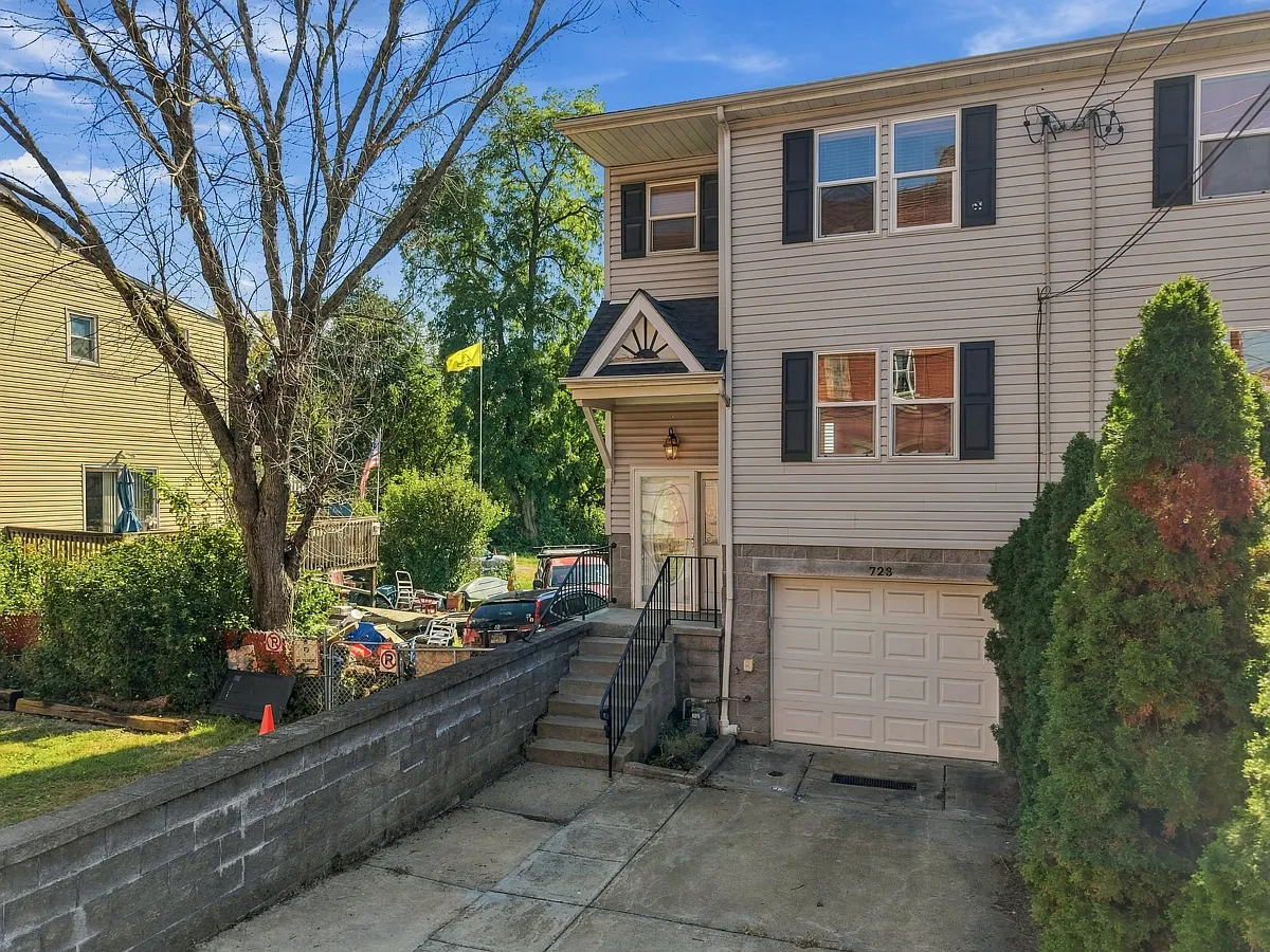 3 bed, 1.5 bath, 1160 sqft, $1,795 — Photo 2