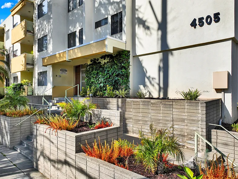 4533 Los Feliz — Photo 7
