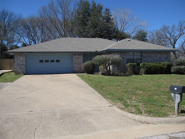 1st image of 215 Guinevere Dr