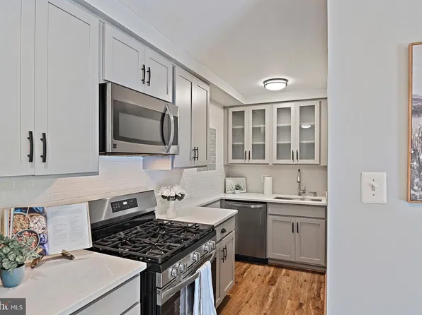 208 Park Terrace Ct SE APT 49, Vienna, VA 22180