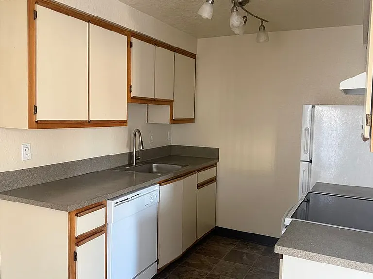 Greenwood Park Apartments — Photo 17