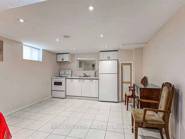 183 Elmhurst Dr #BASEMENT — Photo 2