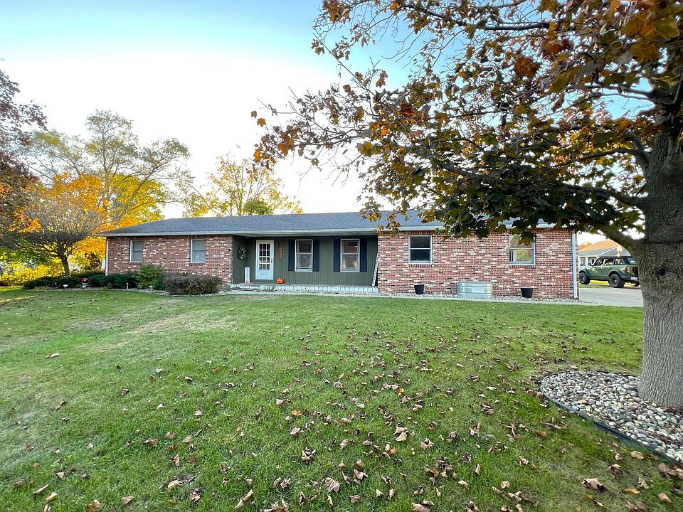 1st image of 900 Canterbury Dr