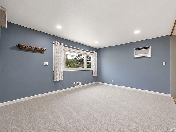 5th image of 40 E Oakdale Street