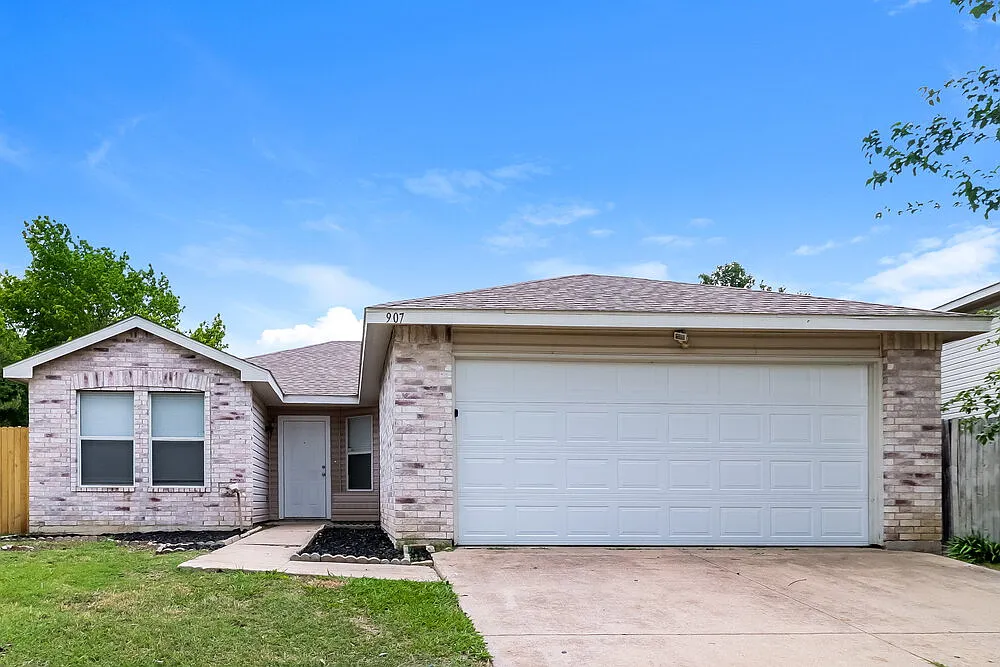 3 bed, 2.0 bath, 1288 sqft, $2,135 — Photo 1