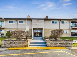 860 E Old Willow Rd APT 221, Prospect Heights, IL 60070