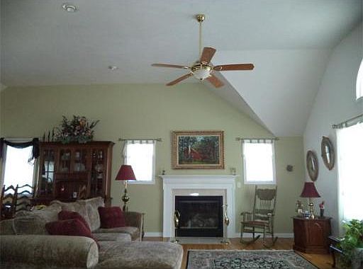 4th image of 324 East Broadway