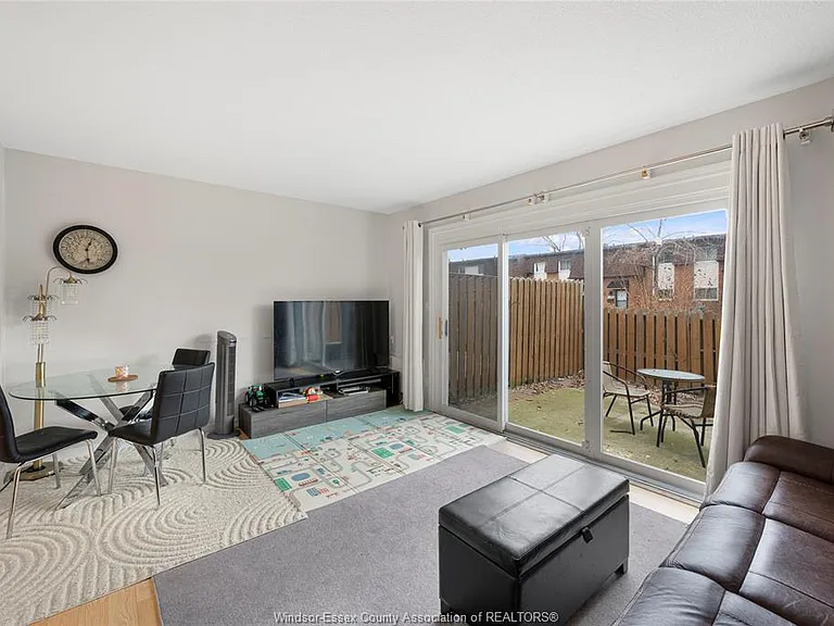 6384 Thornberry Cres — Photo 5