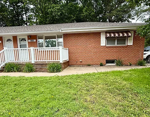 1005 Osborne St Photo 1
