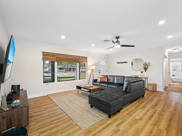 1679 Leisure Dr — Photo 2