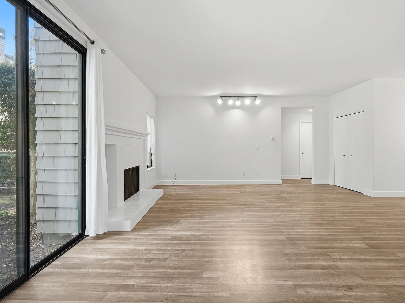 2 bed, 1240 sqft, $4,395 — Photo 3