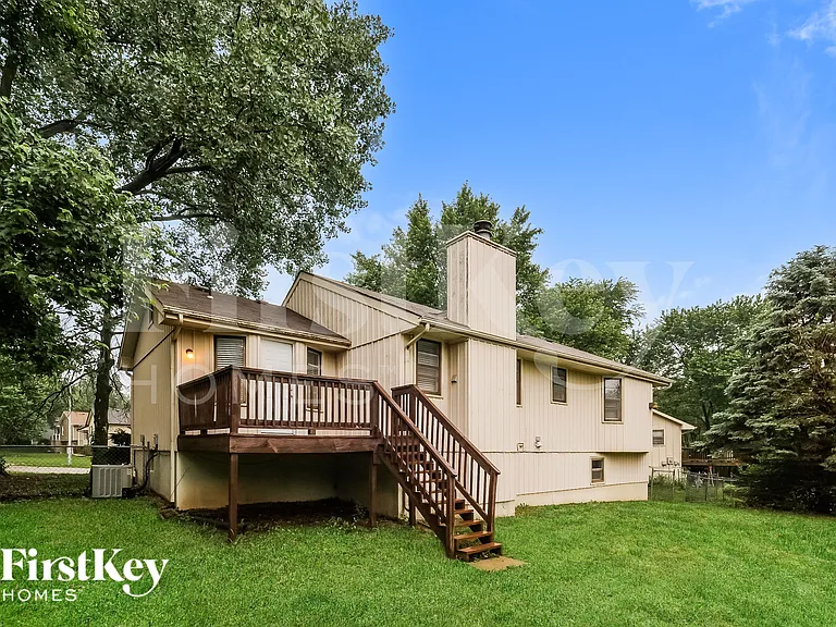 804 NE Karapat Dr — Photo 18