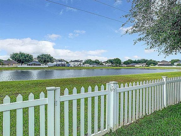 Huge pond in the rear..... Fishing anyone?