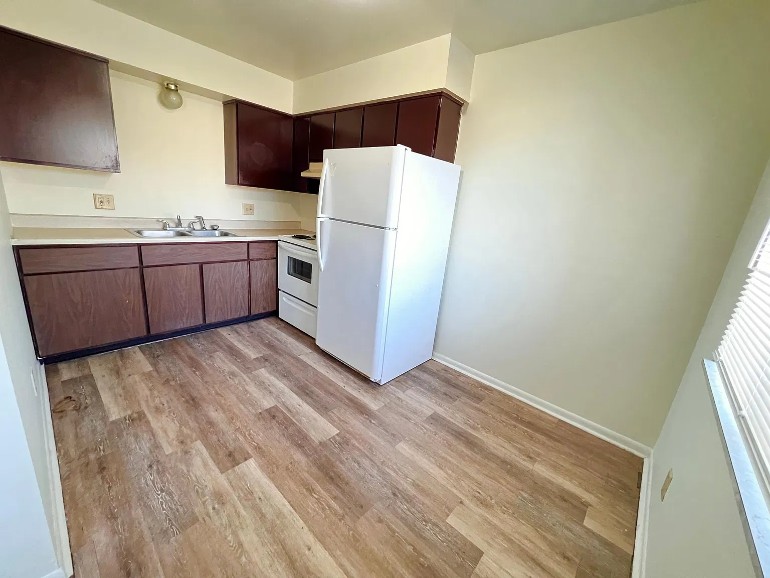 2 bed, 700 sqft, $1,045 — Photo 3