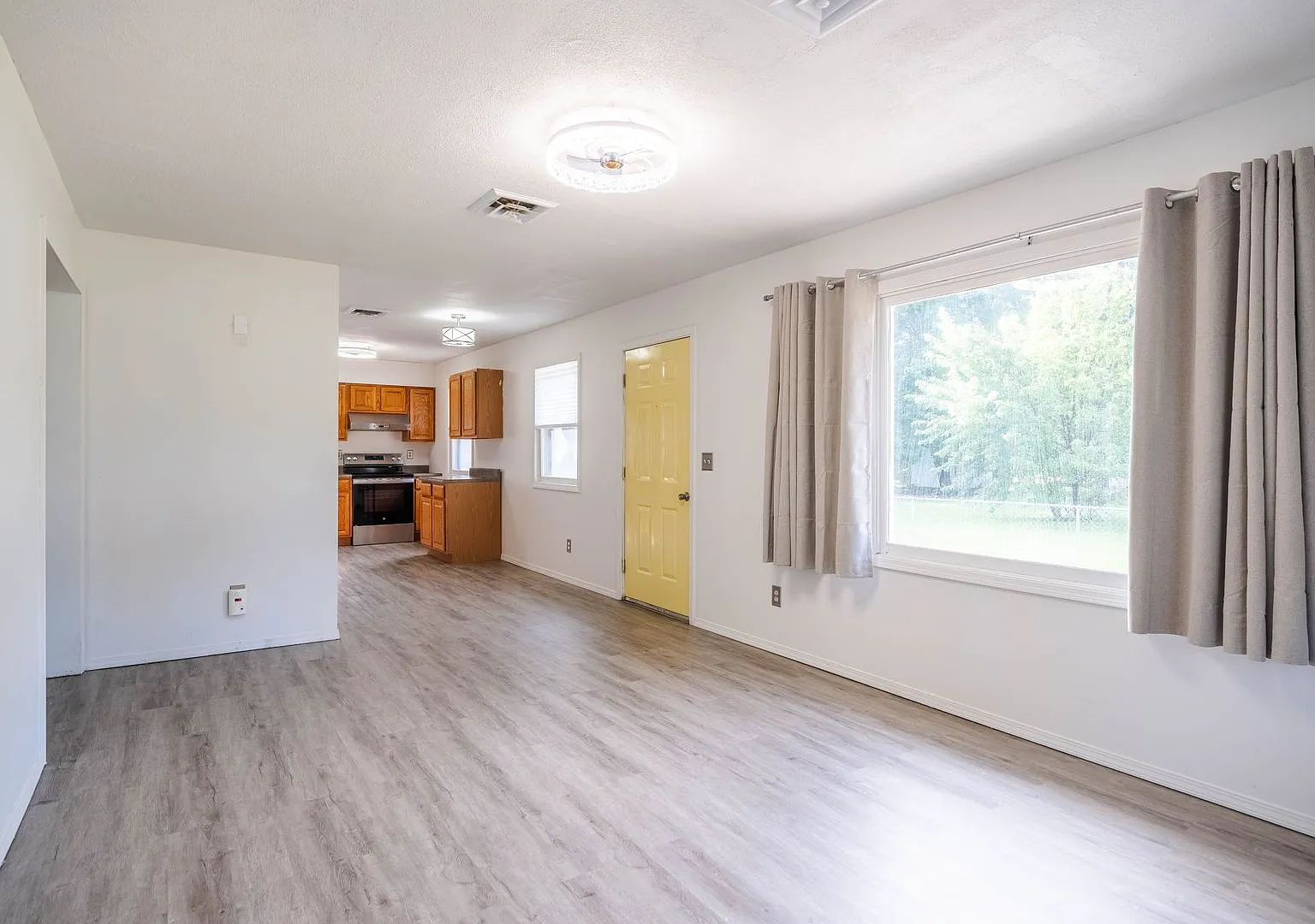 2 Bedroom / 1.5 Bathroom House in Savoy with 2-Car Garage — Photo 1