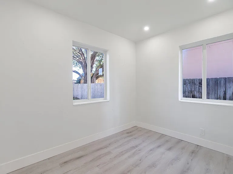 113 SE 8th Ave — Photo 12