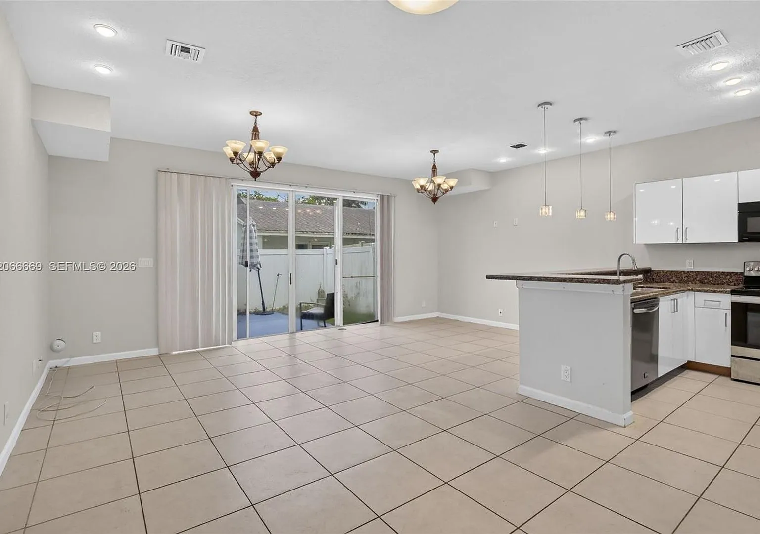 3 bed, 2.5 bath, 1906 sqft, $3,000 — Photo 3