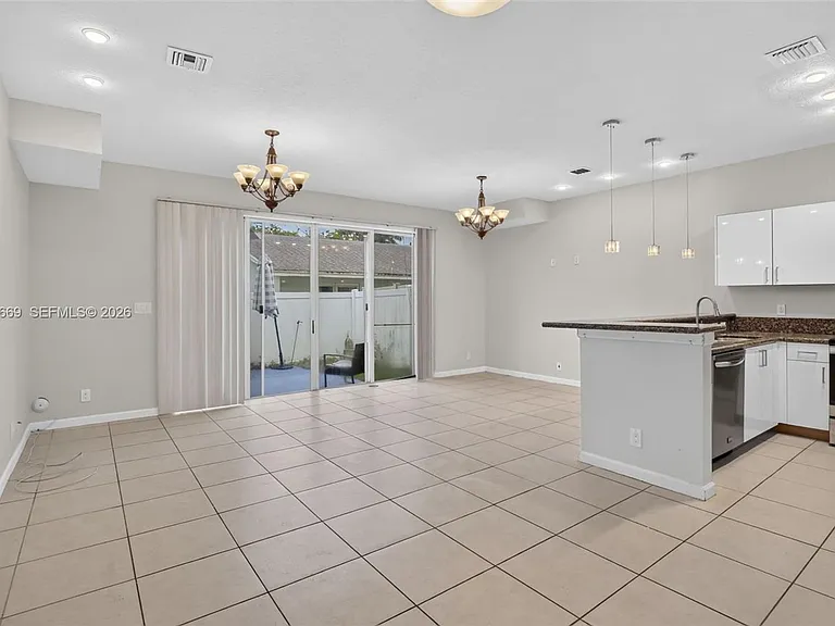 5337 SW 40th Ave — Photo 3