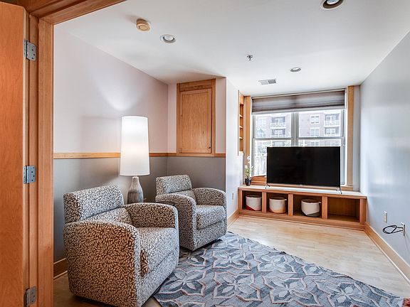 4th image of 360 W Washington Ave Unit 512