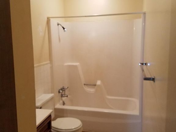 Bathoom with tub/shower