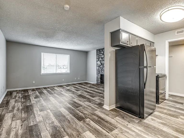 Putnam Green - Living Room & Kitchen