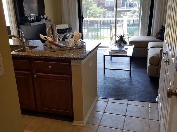 4th image of 2821 Windsor Dr APT 103