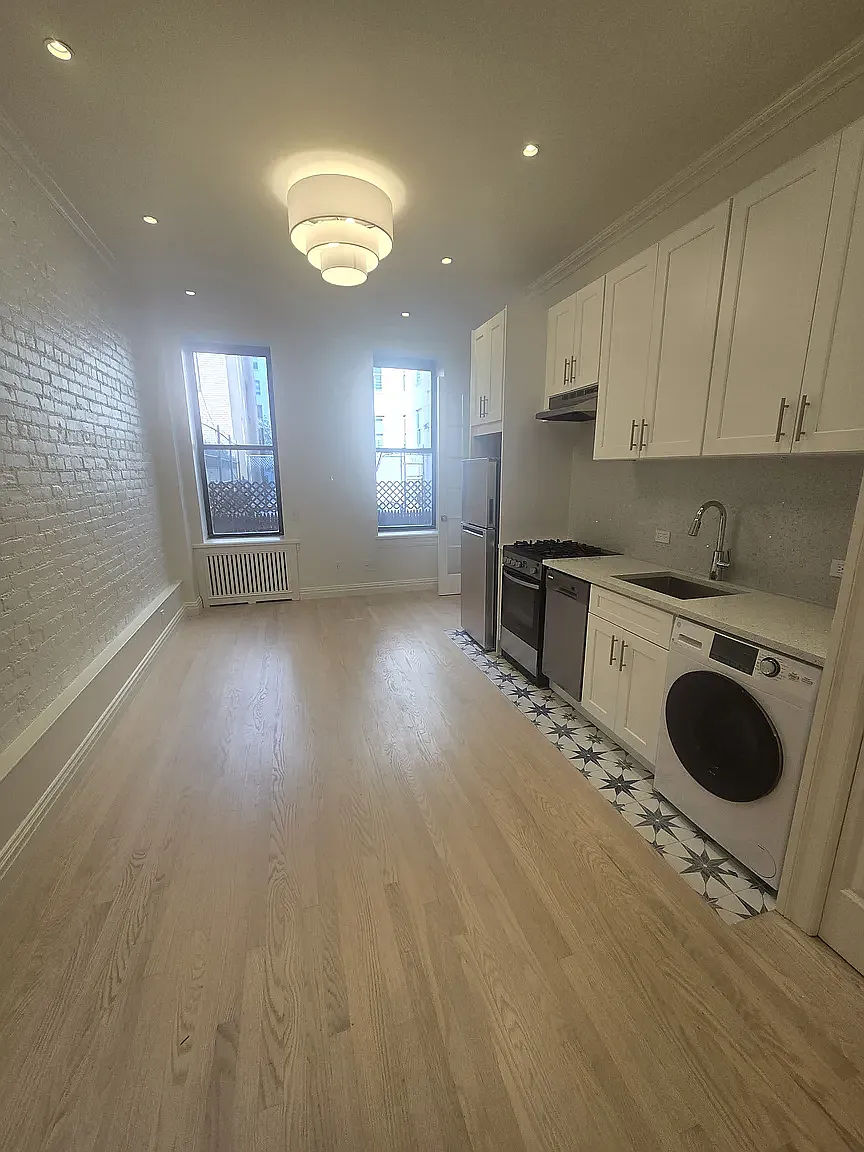 245 E 62nd St — Photo 3
