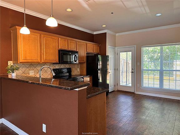 4th image of 305 Holleman Dr #1407
